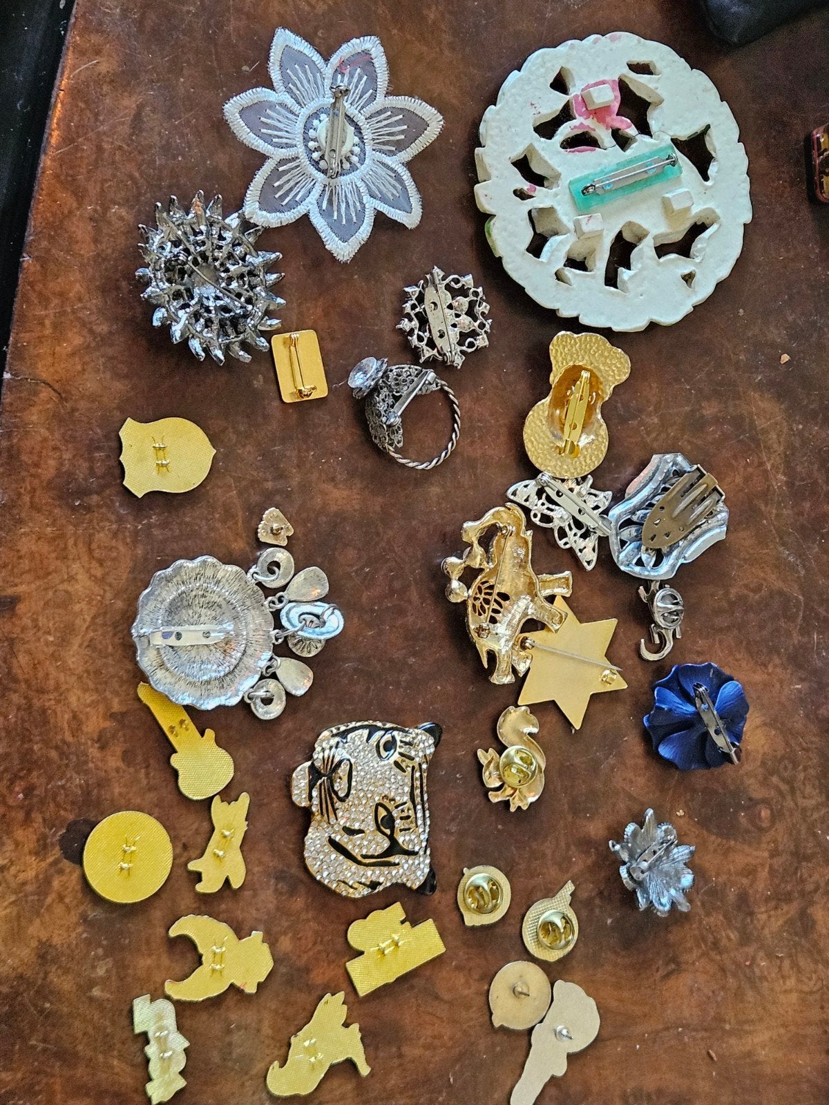 Lot van 30 diverse broches - Vintage en modern, Sieraden, Tassen en Uiterlijk, Broches, Overige materialen, 4 tot 7 cm, Gebruikt