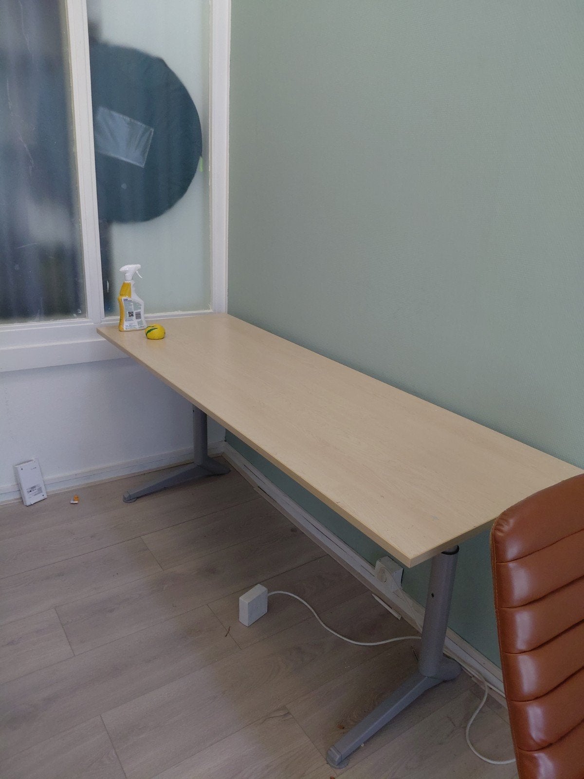 Langwerpig bureau met licht houten blad en metalen poten, Huis en Inrichting, Bureaus, Gebruikt, Computerbureau, Hout, Beige, Ophalen
