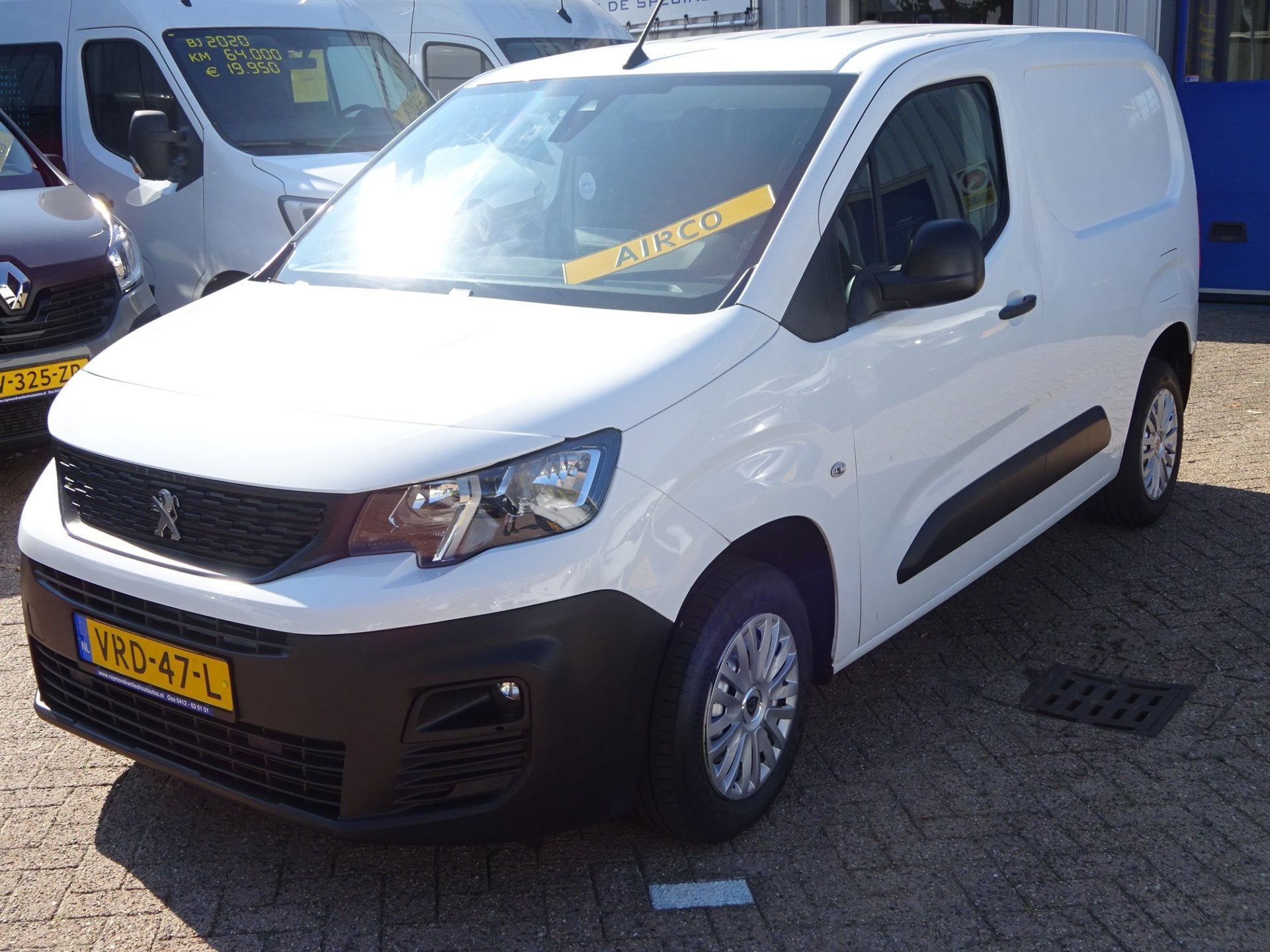 Peugeot Partner 1.2 PureTech Pro BENZINE AIRCO NAVI CRUISE C, Auto's, Voorwielaandrijving, Gebruikt, 1199 cc, Wit