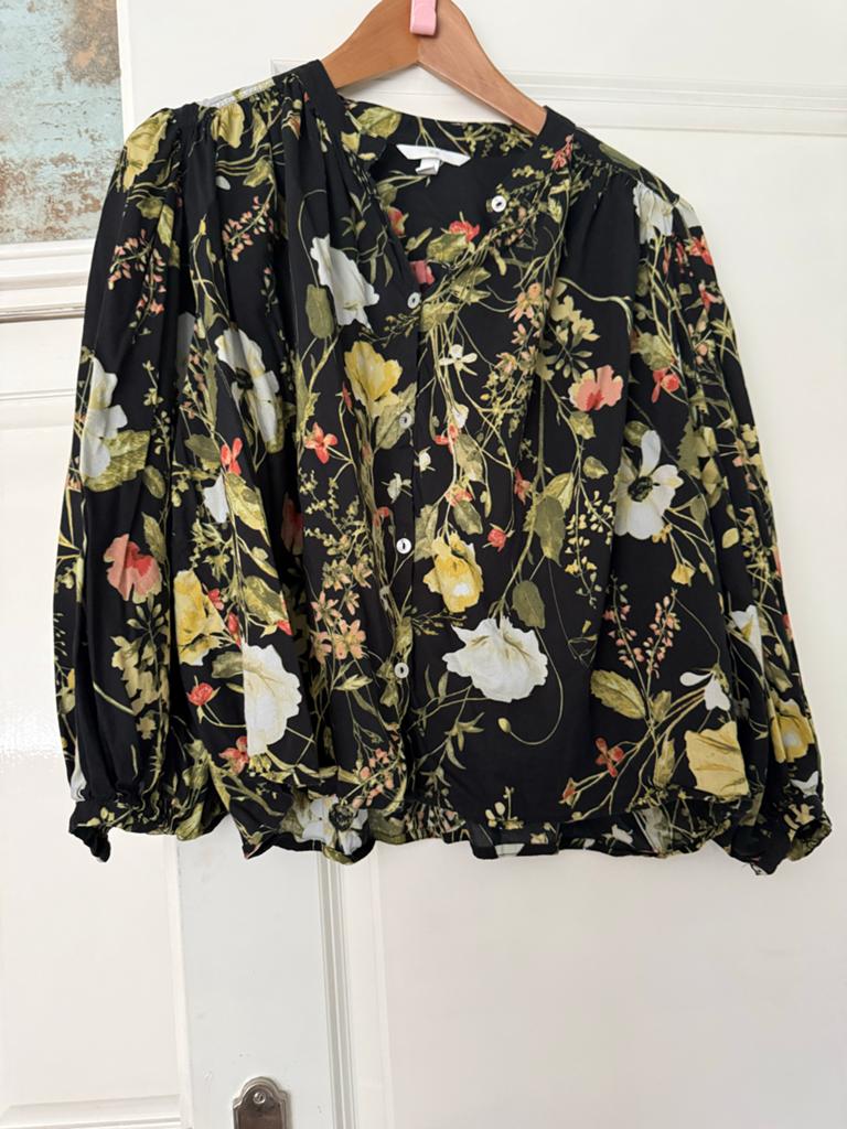 Zwarte blouse met bloemenprint en ballonmouwen (maat 42/44), Ophalen of Verzenden, Zo goed als nieuw, Maat 42/44 (L), Zwart