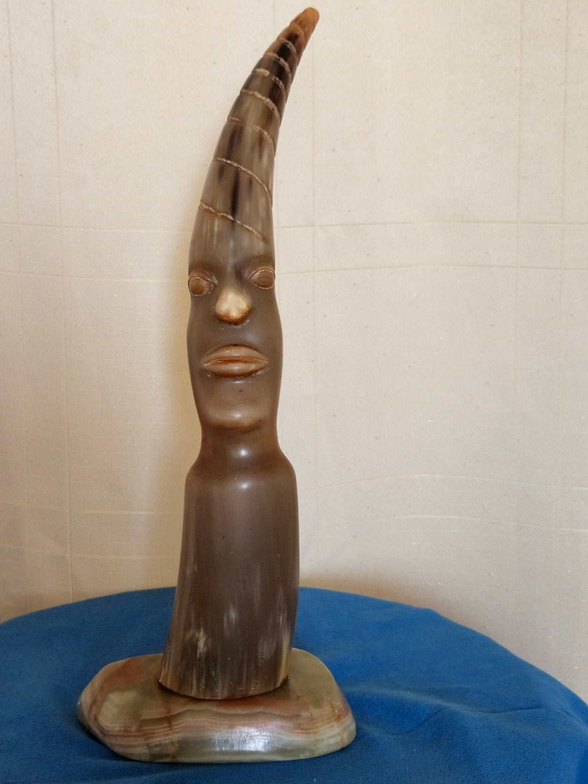 Afrikaans hoornbeeld op onyx voetstuk, Antiek en Kunst, Ophalen