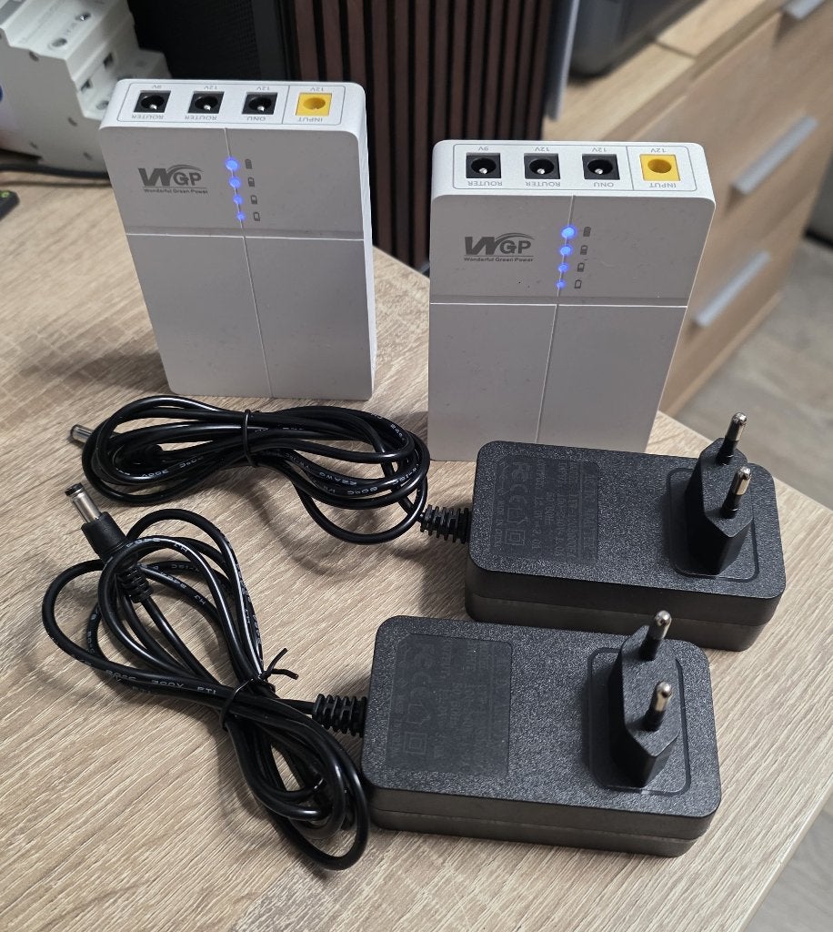 2x Mini UPS 6000 MAh -capaciteit voor 12v en 9v apparaten, Ophalen, Zo goed als nieuw
