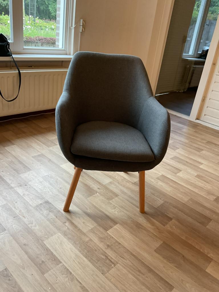 Antraciet/grijze stoel, Huis en Inrichting, Stoffering | Vloerbedekking, Ophalen, Zo goed als nieuw, Minder dan 10 m², Laminaat