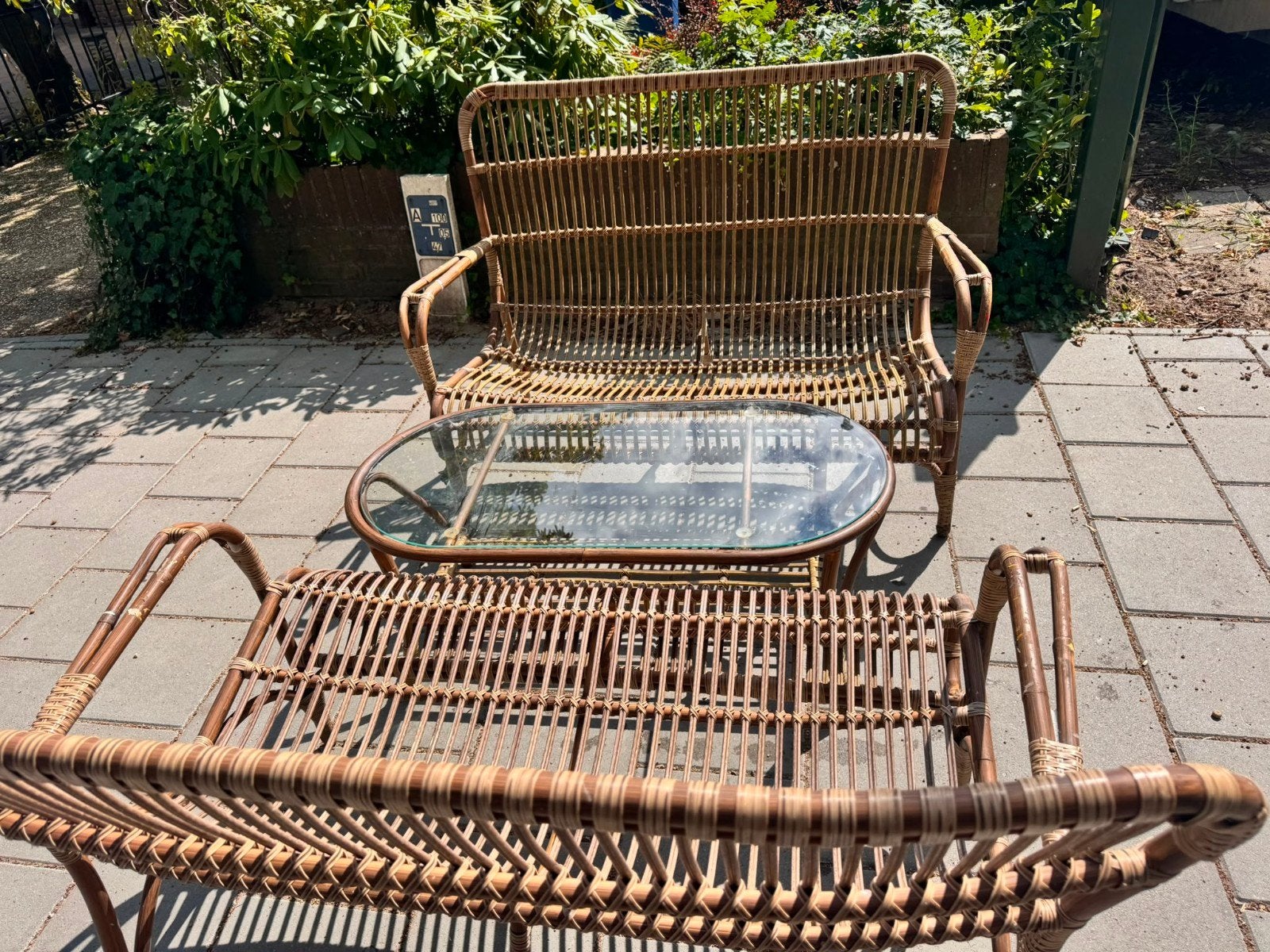 Ratan vintage tuinset – 2 banken en glazen salontafel, Ophalen, Gebruikt, Rotan