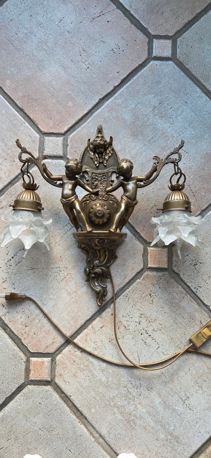Wandlamp met cherubijnen en glazen kappen, Ophalen