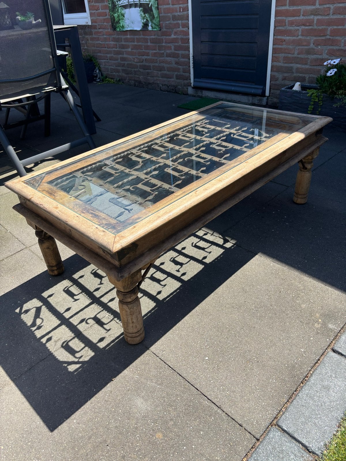 Unieke salontafel met glazen blad en houtsnijwerk (antiek), Ophalen, 50 – 75, Gebruikt, 50 tot 100 cm