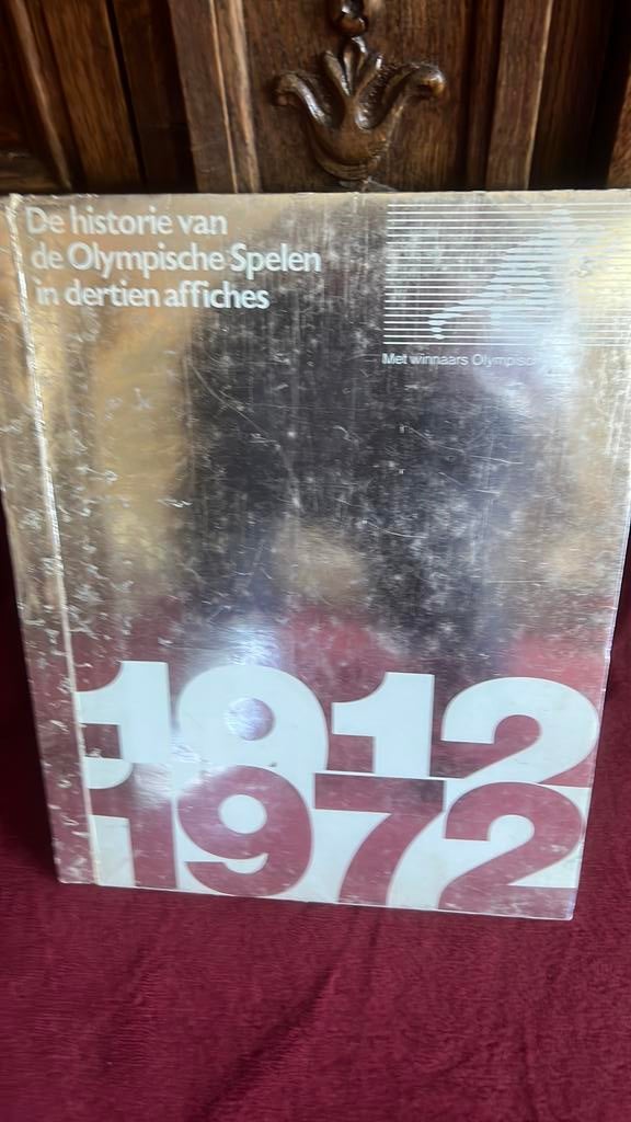 Boek met losse affiches Olympische Spelen 1912-1972, Ophalen of Verzenden, Gelezen