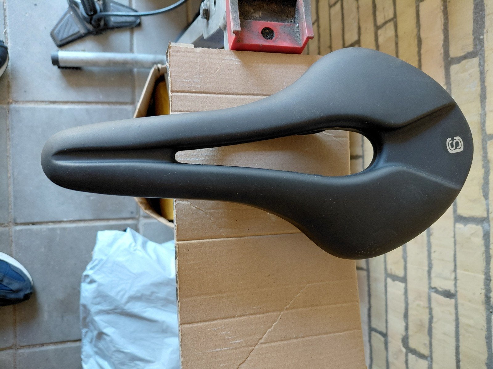 Comfortabel fietszadel met uitsparing -  nieuw, Onbekend, Mountainbike, Kunststof, Ophalen of Verzenden
