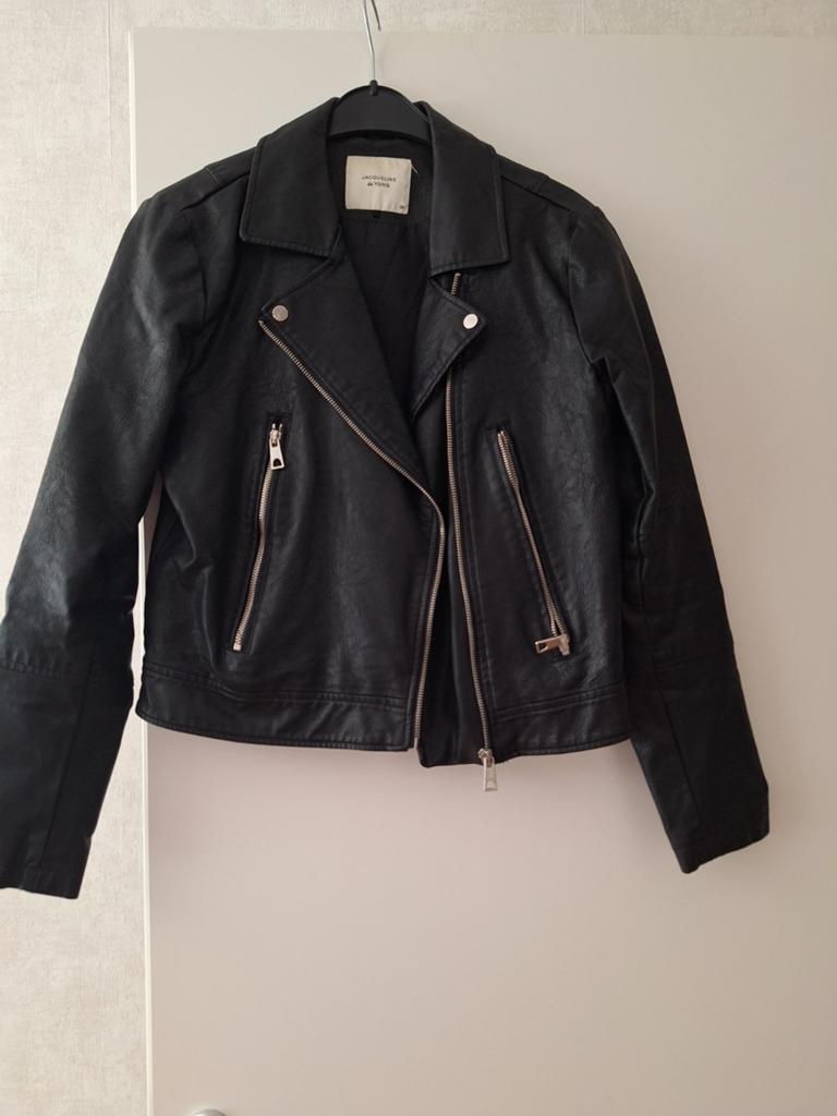 Jacqueline de Yong Faux Leren Bikerjack Maat M, Maat 38/40 (M), Zwart, Ophalen of Verzenden, Gedragen
