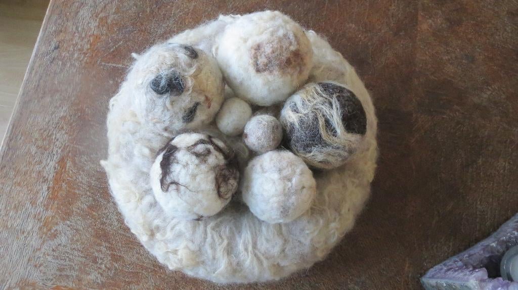 Wol, tafel decoratie, krans/mand met 7 losse vilt wol bollen, Verzenden, Nieuw, Versiering, Wolvilt