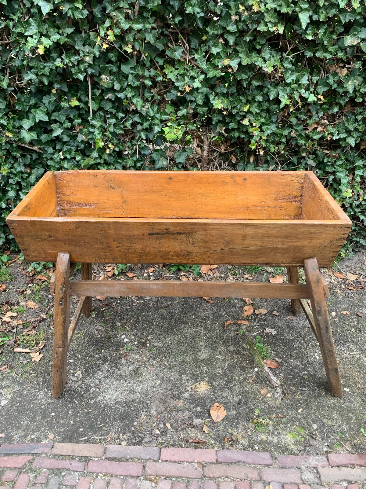 Antieke houten trog op standaard, Ophalen