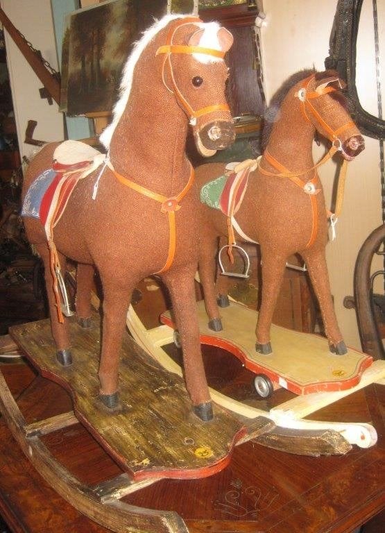 Oud speelgoed: 2 hobbelpaarden en 1 paard met wagen, Ophalen