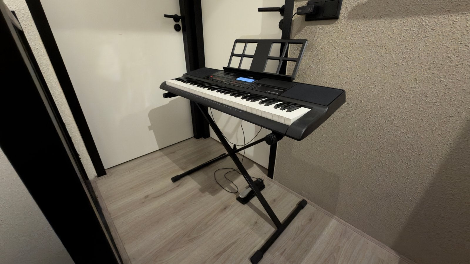 Casio CT-X700 Keyboard met standaard en sustainpedaal, Ophalen, Casio, 61 toetsen, Zo goed als nieuw