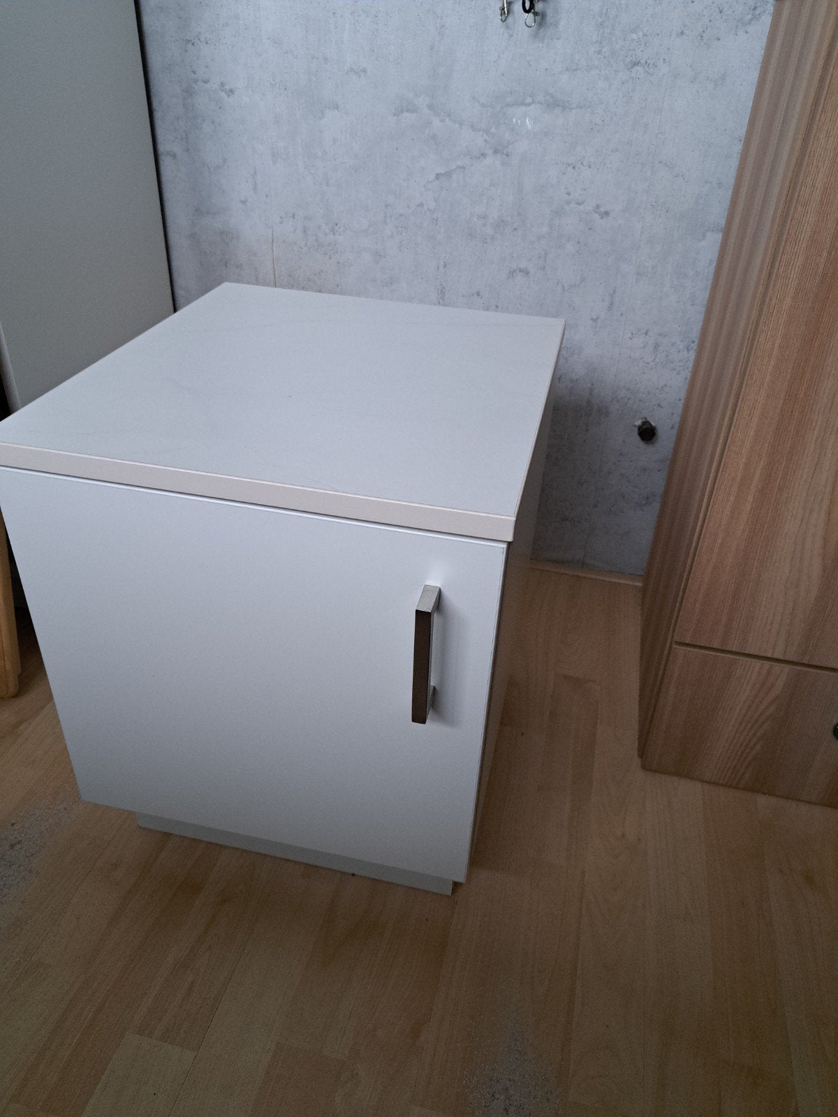 Modern wit nachtkastje met opbergruimte, Huis en Inrichting, Ophalen, Gebruikt, Minder dan 45 cm, Minder dan 55 cm