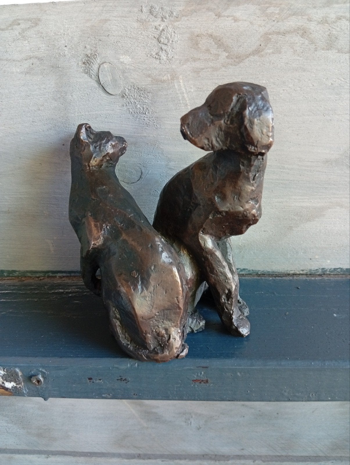 Bronzen Beeldje Hond en Kat - Vriendschap in Brons, Antiek en Kunst, Handgemaakt, Minder dan 20 cm, Ophalen of Verzenden, Beeld