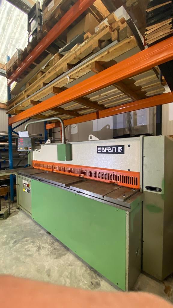 Safan HVR 255-4 knipschaar Guilliotine CNC, Zakelijke goederen, Machines en Bouw | Metaalbewerking, Ophalen