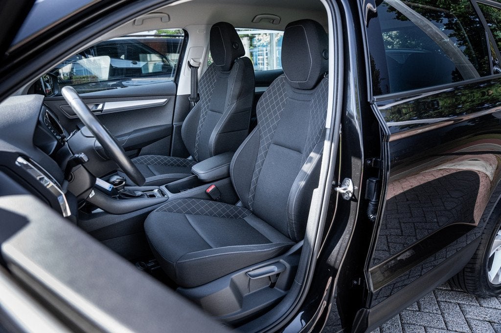 Skoda Karoq 1.5 TSI ACT Style|Trekhaak|Carplay|Camera|Automa, Stof, 4 cilinders, Zwart, Karoq