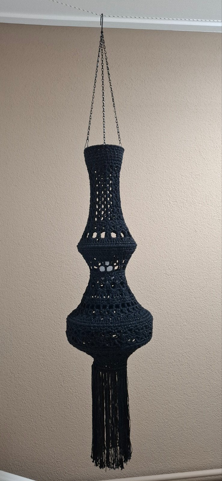 Zwarte gehaakte kroonluchter met glitterdraad en verlichting, Huis en Inrichting, Lampen | Kroonluchters, Ophalen of Verzenden