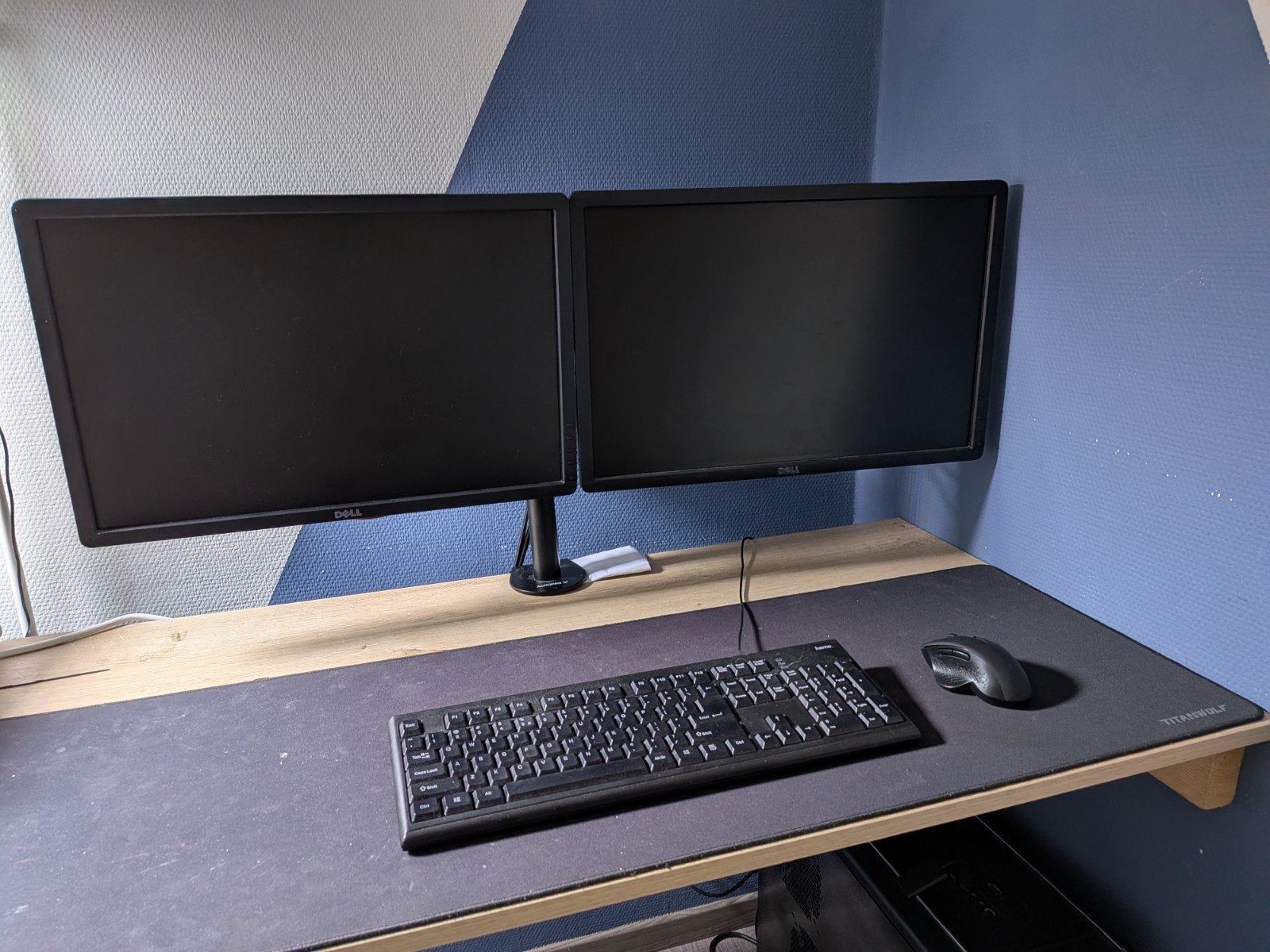 2x Dell Professional P2213t 22-inch monitors met arm., Computers en Software, Laptopstandaarden, Ophalen, Gebruikt, Dell, In diepte verstelbaar