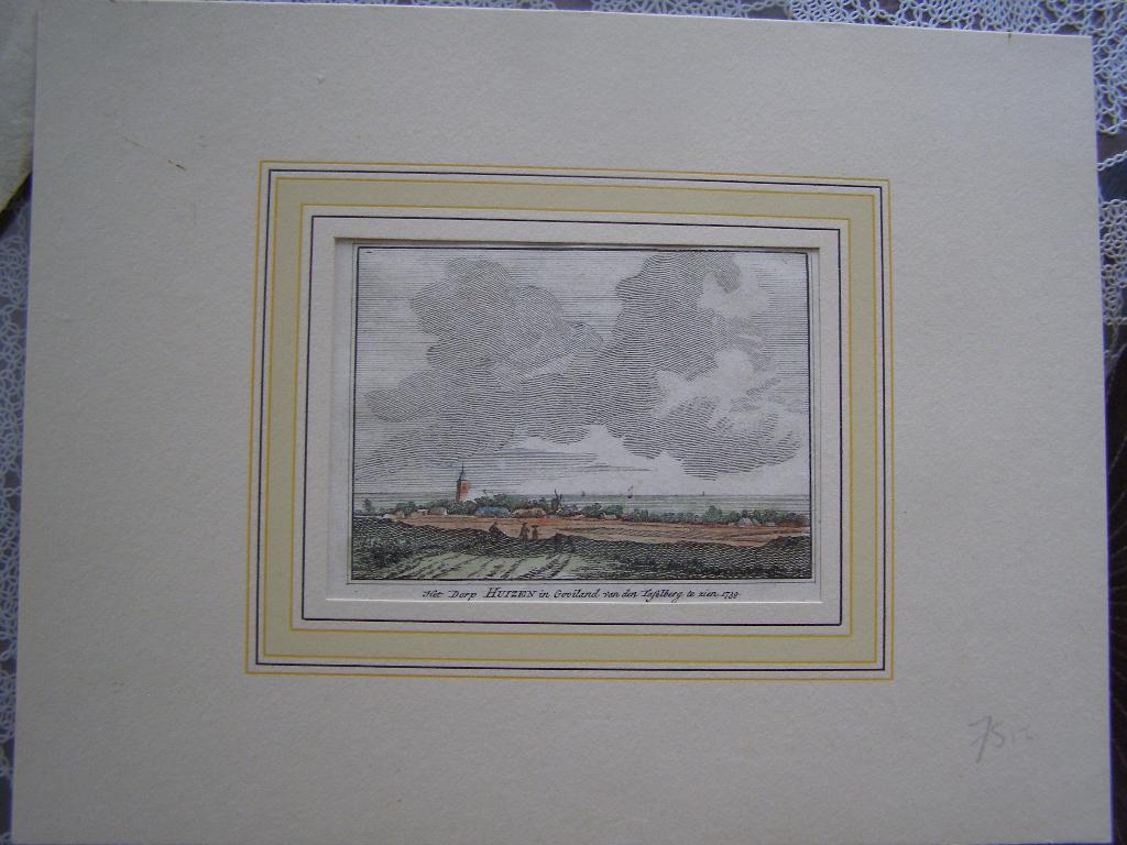 gravure Het dorp Huizen (NH) gezien vanaf de Tafelberg 1739, Antiek en Kunst, Kunst | Etsen en Gravures, Met tekst, Stadsgezicht
