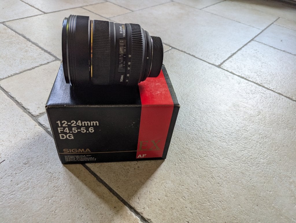 Sigma 12-24mm f4.5-5.6mm groothoek zoom voor Nikon F, Gebruikt, Sigma, Nikon F-mount, Zonnekap