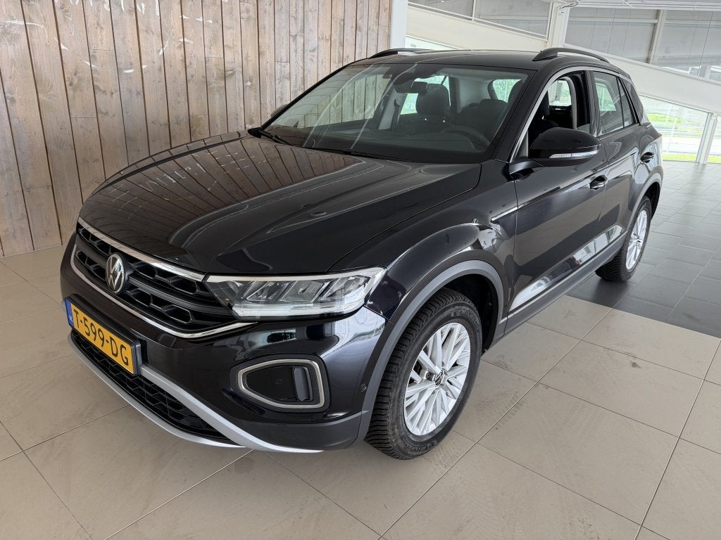 Volkswagen T-Roc 1.0 TSI Life (bj 2023), Auto's, Voorwielaandrijving, Gebruikt, Euro 6, Zwart
