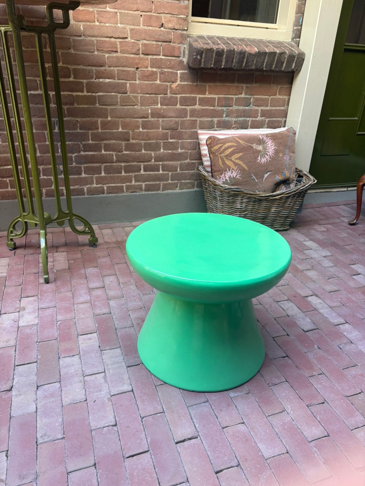 Bijzet tafeltje groen modern binnen of buiten, Huis en Inrichting, Minder dan 55 cm, Rond, Zo goed als nieuw, Ophalen