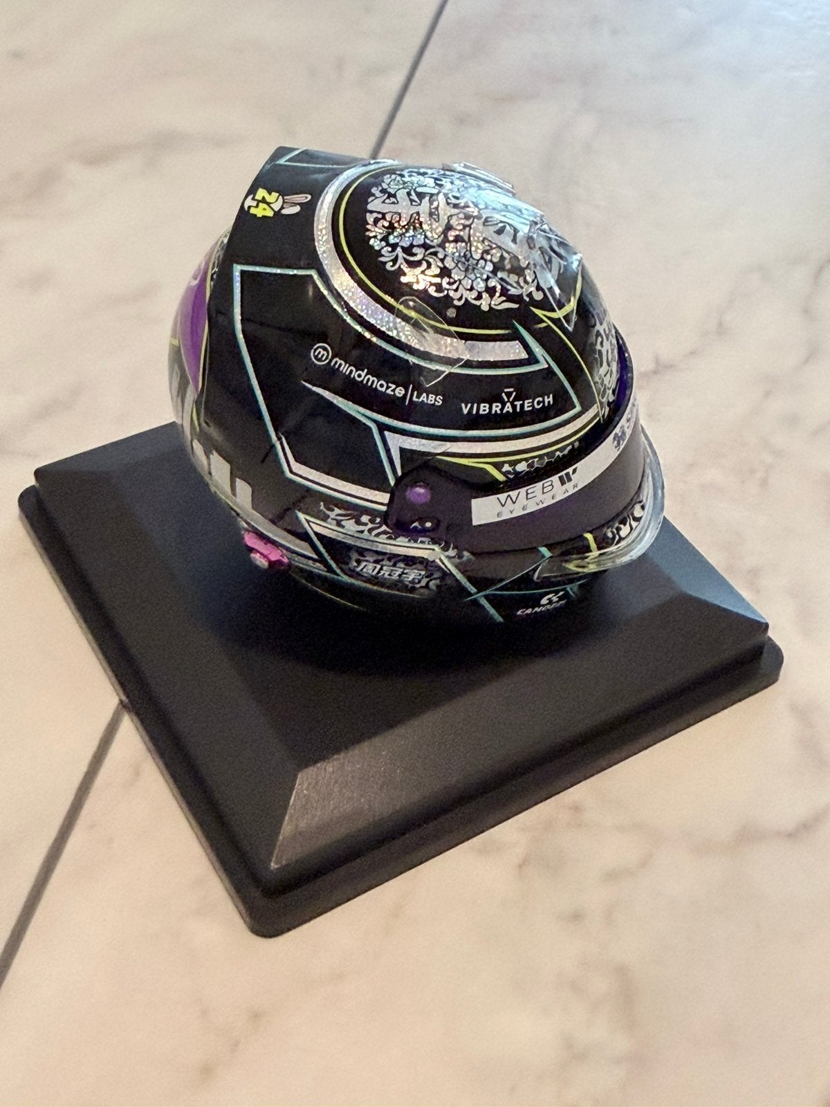 F1 Guanyu Zhou Mini Helm 1:5 Spark, Hobby en Vrije tijd, Ophalen of Verzenden, Zo goed als nieuw, 1:5 t/m 1:8, Auto
