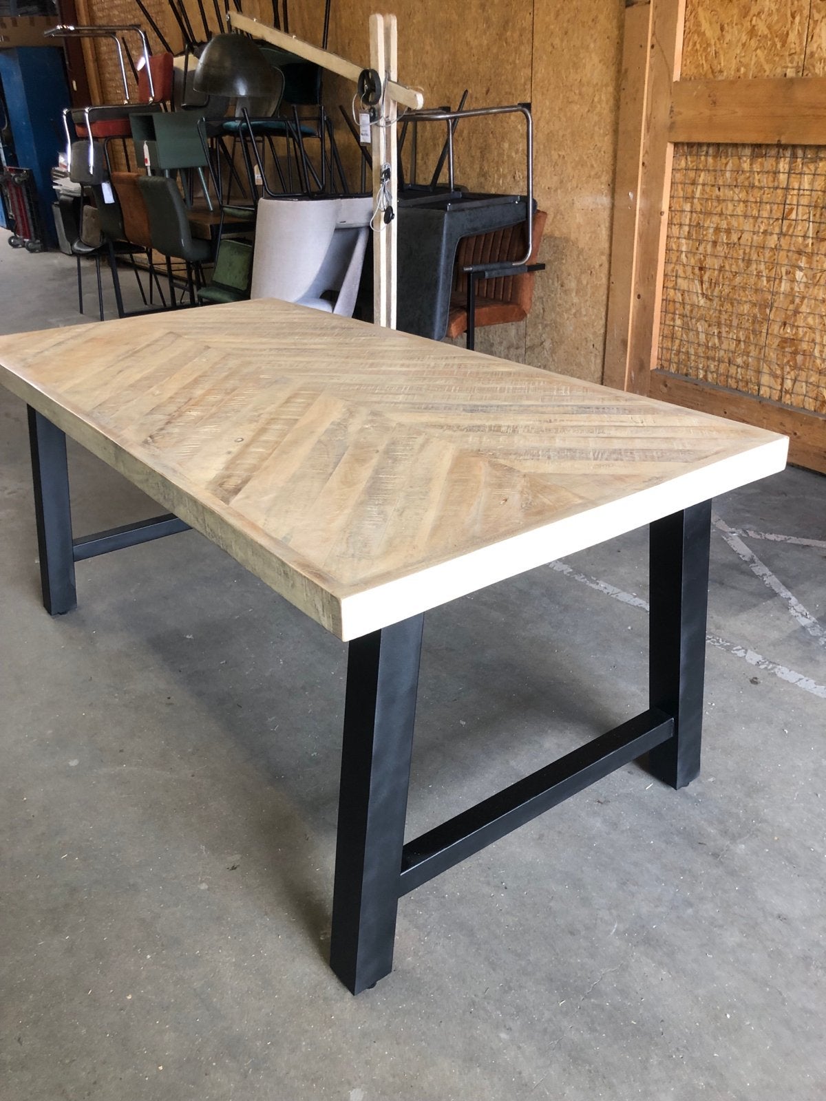 Nieuwe mangohouten tafel visgraat motief, zwarte stalen pote, Ophalen of Verzenden, Nieuw, Overige houtsoorten