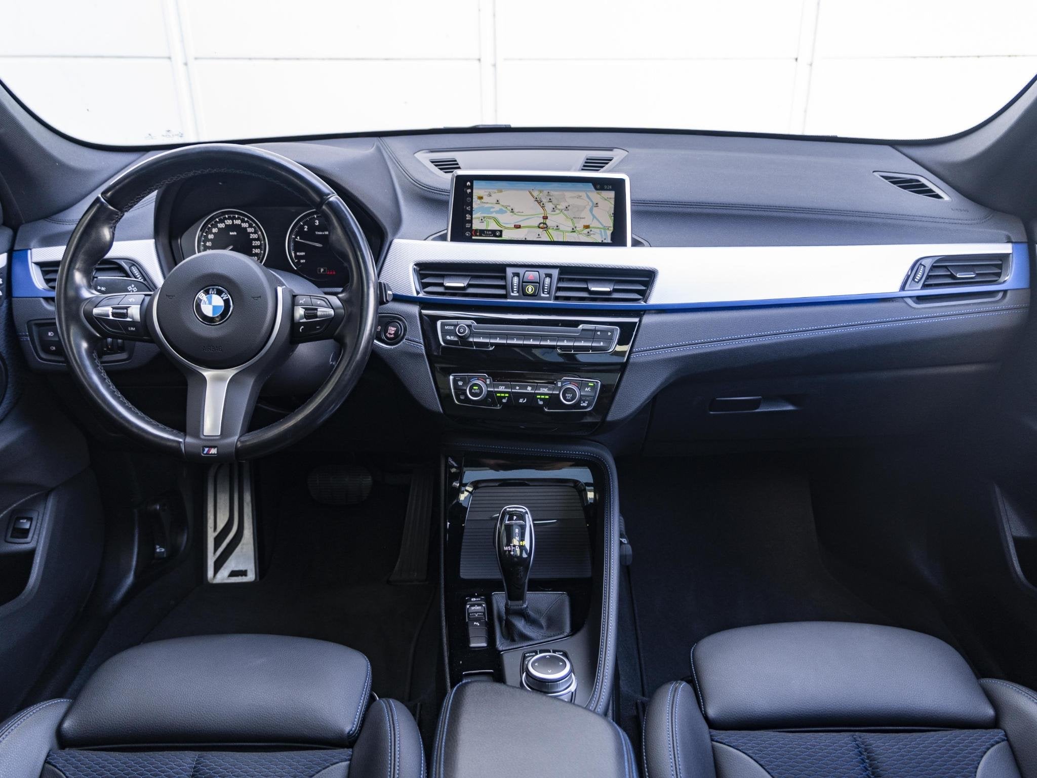 BMW X1 sDrive18i | M Sportpakket | Achteruitrijcamera | Pano, Auto's, Gebruikt, Met garantie (alle), Zwart, 3 cilinders