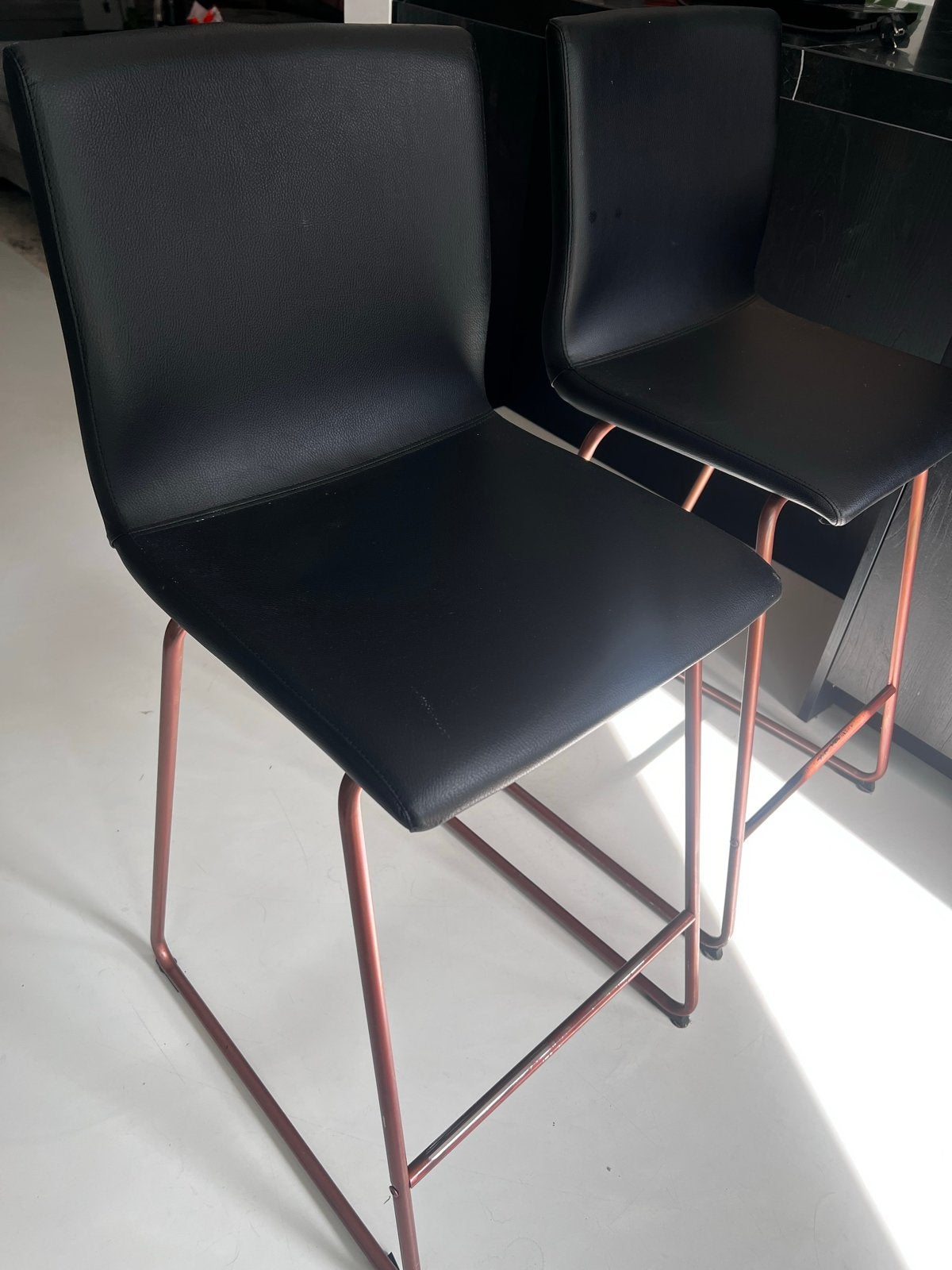 Set van 2 barkrukken met rosé poten en zwarte zitting, Huis en Inrichting, Ophalen, Gebruikt, 60 tot 90 cm, Metaal