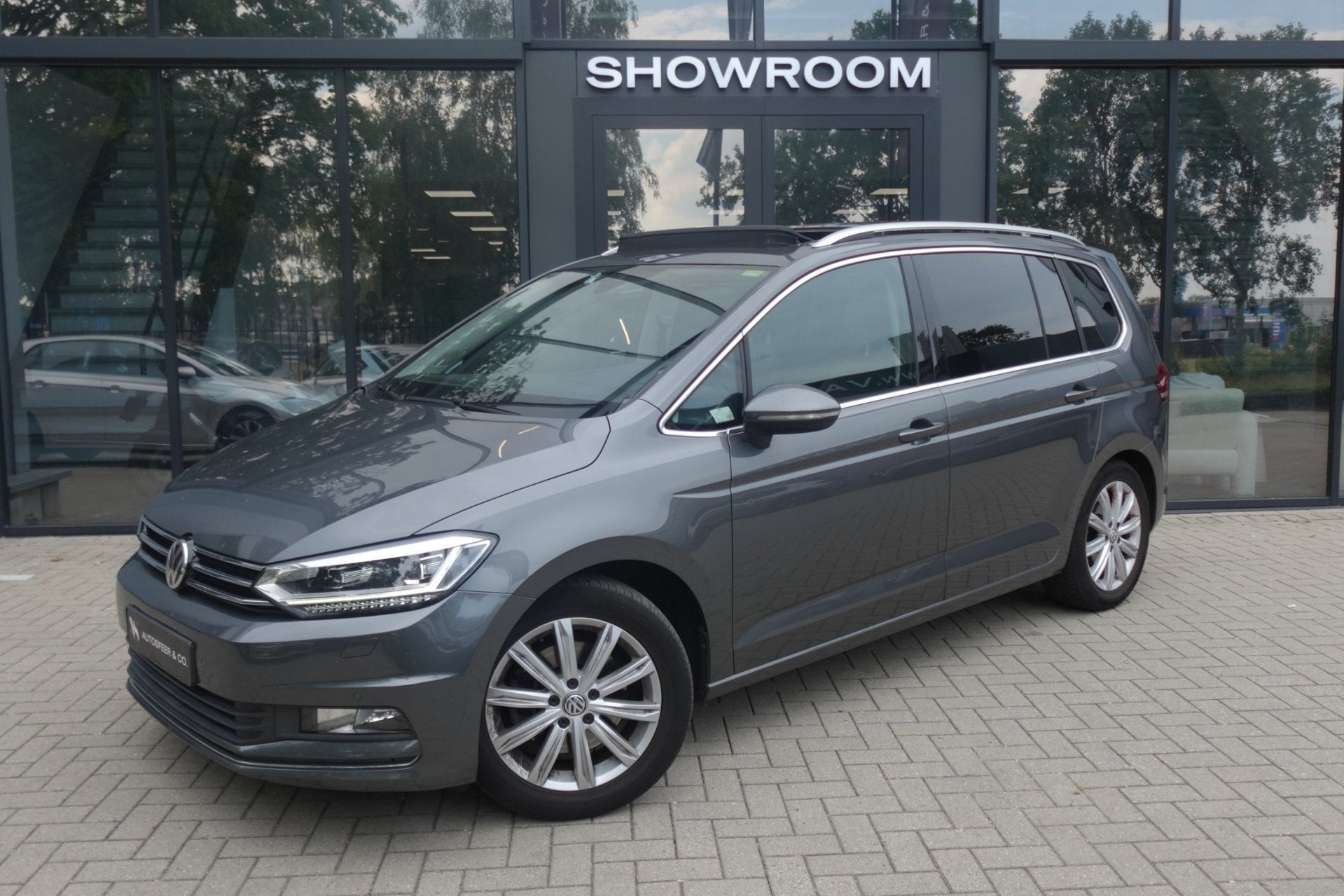 Volkswagen Touran 1.4 TSI Connected Series 7P NAVI CAM PDC, Stof, Gebruikt, 150 pk, 7 stoelen