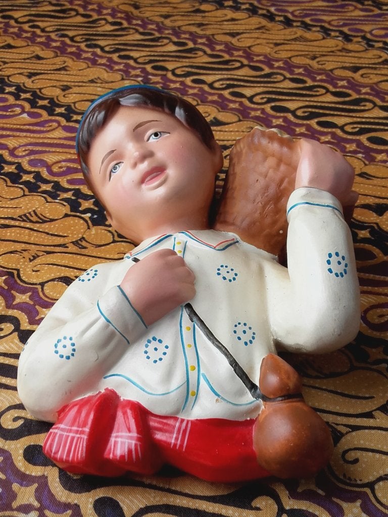 Mooie oude hanger uit Engeland van jongen met mand 17 cm., Ophalen of Verzenden