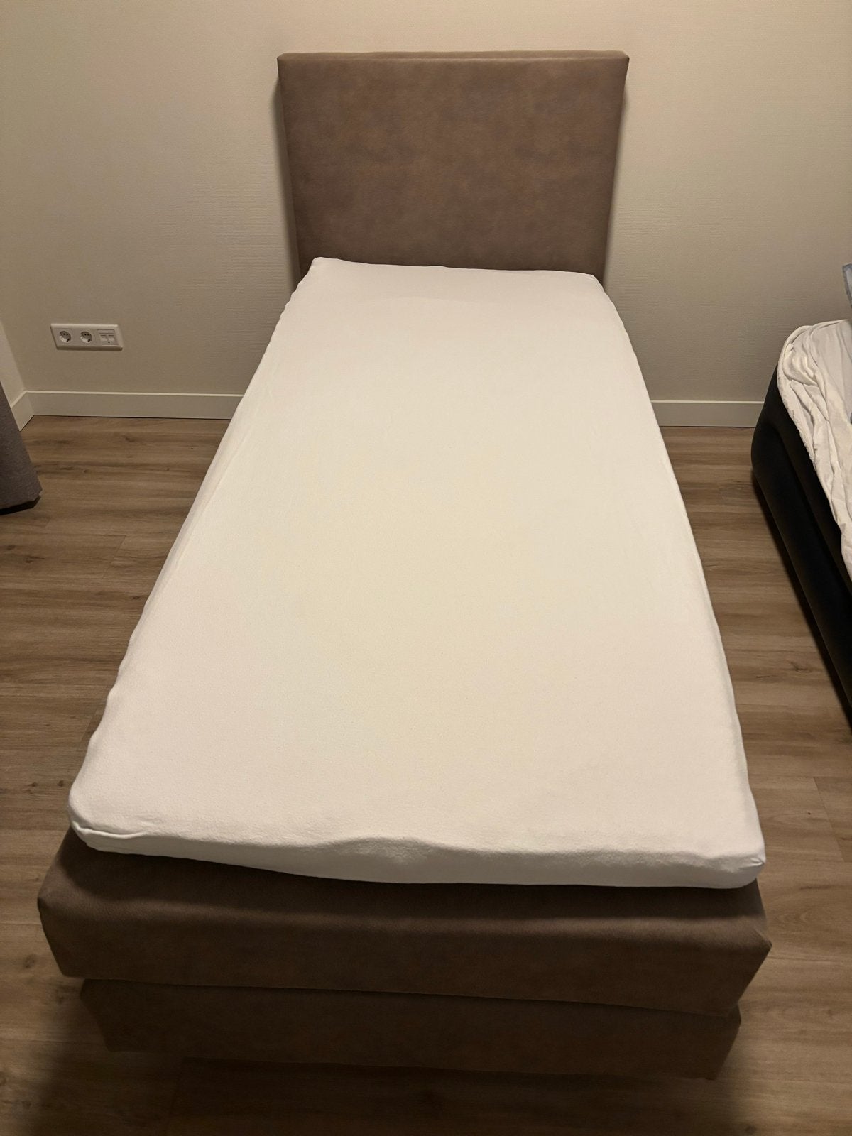 Eenpersoons boxspring (2022) - Zo goed als nieuw, Huis en Inrichting, Ophalen, 90 cm, Eenpersoons, Bruin