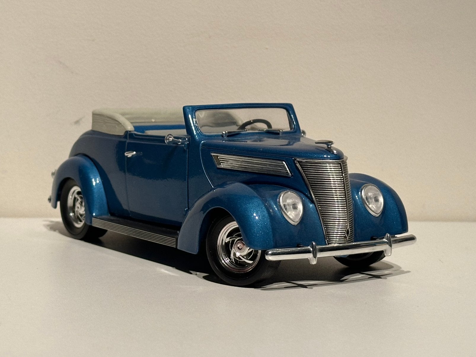 Ford Convertible (1937) | Road Legends | schaal 1:18, Hobby en Vrije tijd, Ophalen of Verzenden, Zo goed als nieuw, Overige merken