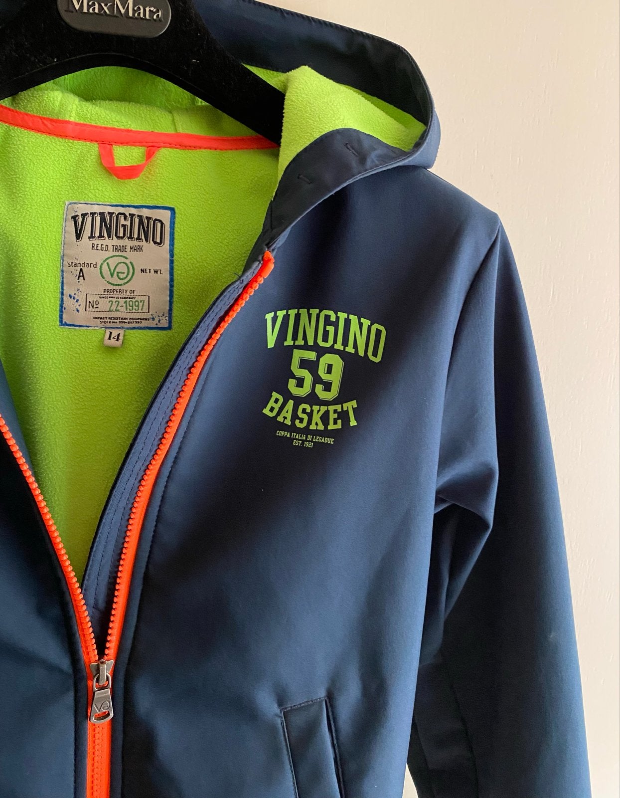 Vingino softshell jas maat 14, donkerblauw met neon details, Kinderen en Baby's, Kinderkleding | Maat 164, Zo goed als nieuw, Jongen