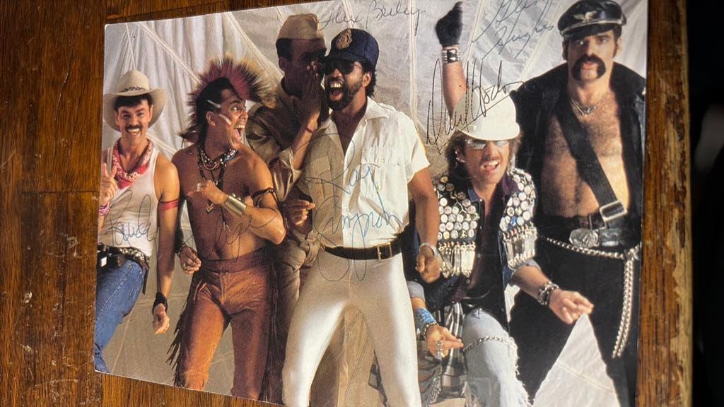 Village People foto met 6 originele handtekeningen, Verzamelen, Gebruikt, Ducoso, Ophalen of Verzenden, Foto of Kaart