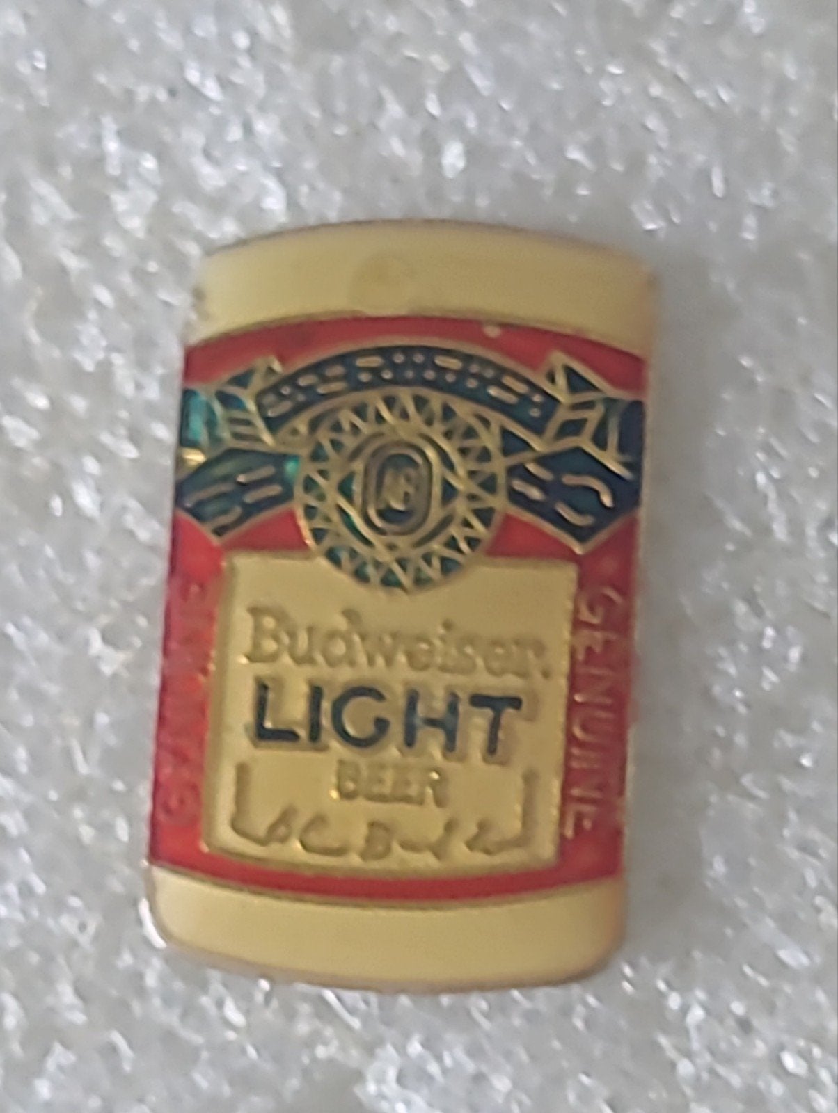 Budweiser Light Beer Pin - Vintage Verzamelaar Item, Verzamelen, Speldjes, Pins en Buttons, Gebruikt, Speldje of Pin, Merk, Verzenden