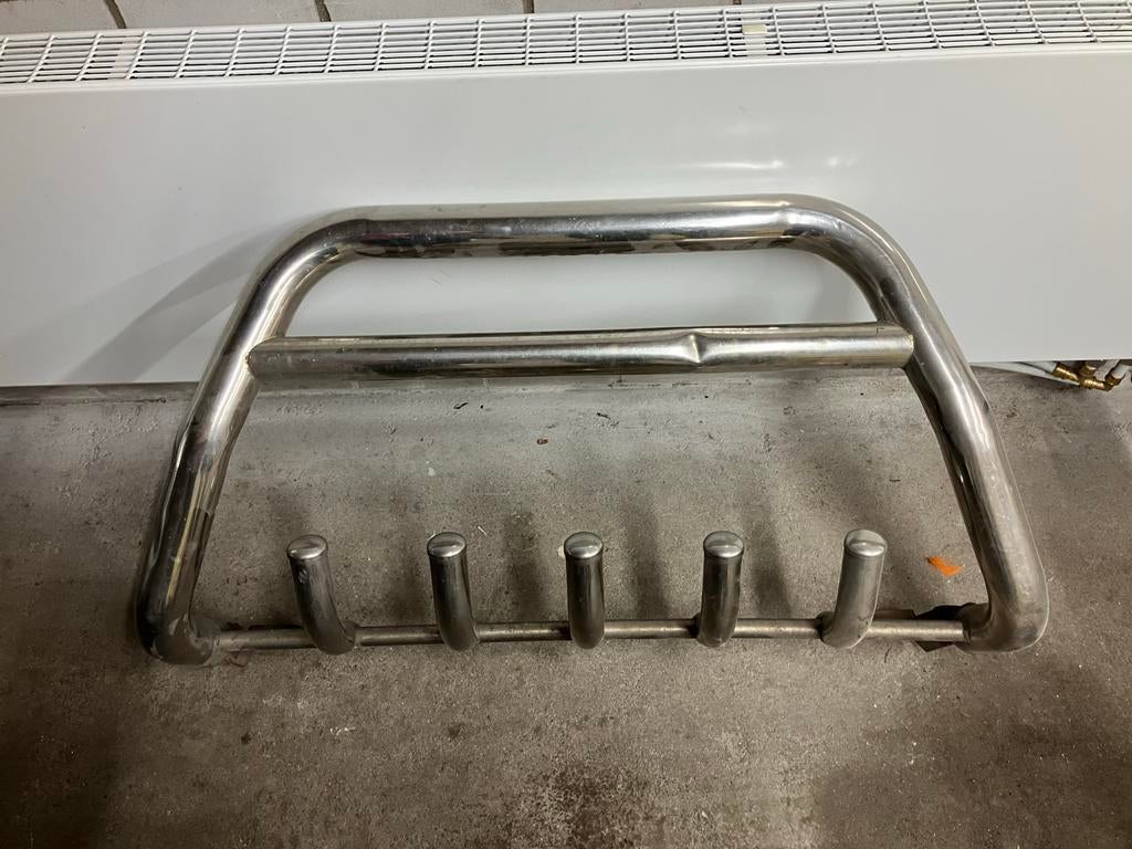 Bullbar komt onder een Volkswagen Transporter T5 (2008), Ophalen