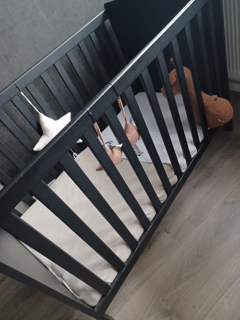 Ledikantje met toebehoren - Airo Sleep matras, Ophalen of Verzenden, Zo goed als nieuw, Ledikant