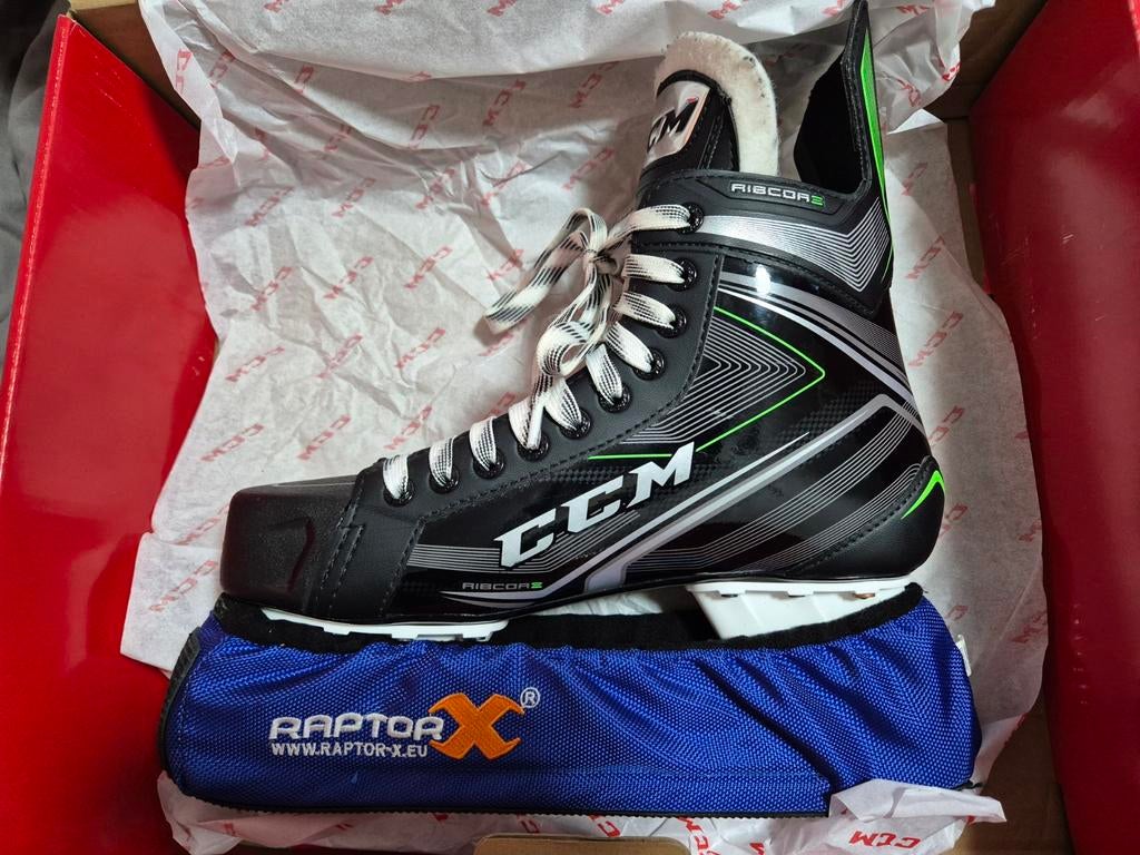 CCM 86K Ribcore ijshockey schaatsen + schaats beschermers, Sport en Fitness, Schaatsen, Zo goed als nieuw, IJshockeyschaatsen