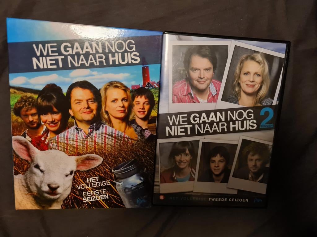 We Gaan Nog Niet Naar Huis - Seizoen 1 & 2 Boxset, Cd's en Dvd's, Dvd's | Tv en Series, Alle leeftijden, Boxset, Ophalen of Verzenden