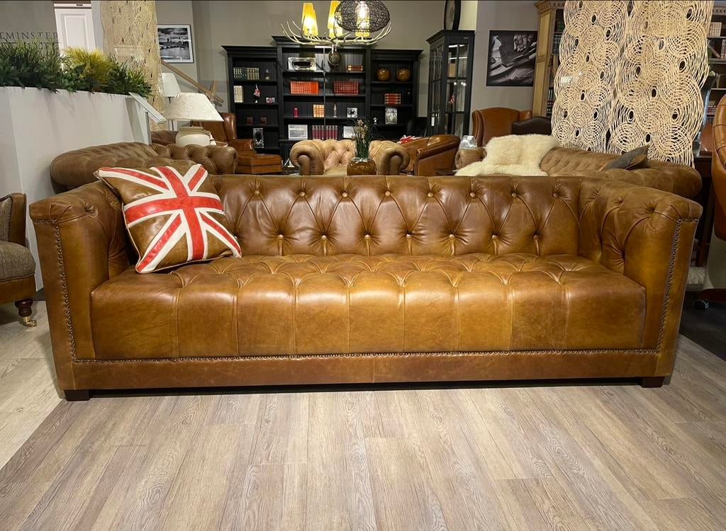MANCHESTER CHESTERFIELD BANK KUBUS IN VINTAGE COGNAC LEER, Huis en Inrichting, Banken | Bankstellen, Ophalen of Verzenden, Nieuw
