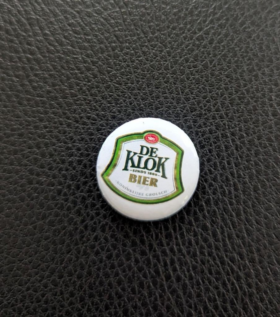 De Klok - 25 mm button/speld/pin - Wit/Groen, Verzamelen, Biermerken, Nieuw, Overige typen, Grolsch, Ophalen of Verzenden