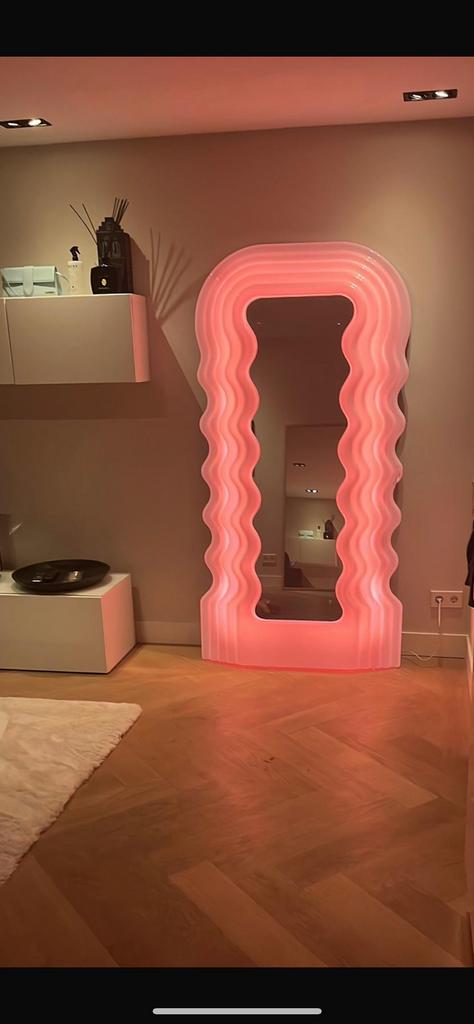 Tweedehands spiegel roze led licht, Ophalen, Zo goed als nieuw, Rechthoekig, 150 tot 200 cm