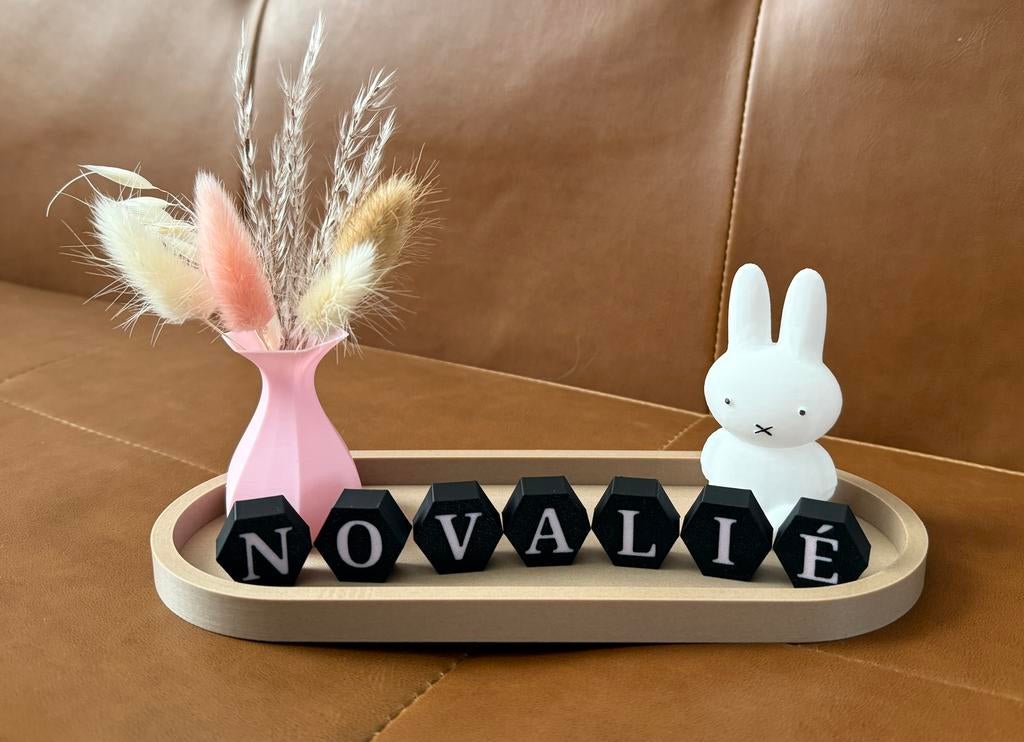 Gepersonaliseerd kraamcadeau. Dienbladje met naam, vaasje en, Ophalen of Verzenden, Zo goed als nieuw