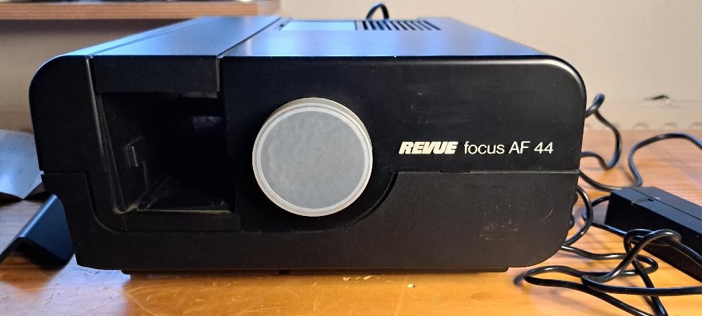 Diaprojector Revue focus AF44, scherm en tafel te koop, Audio, Tv en Foto, Diaprojectors, Ophalen of Verzenden, Gebruikt, Met scherm