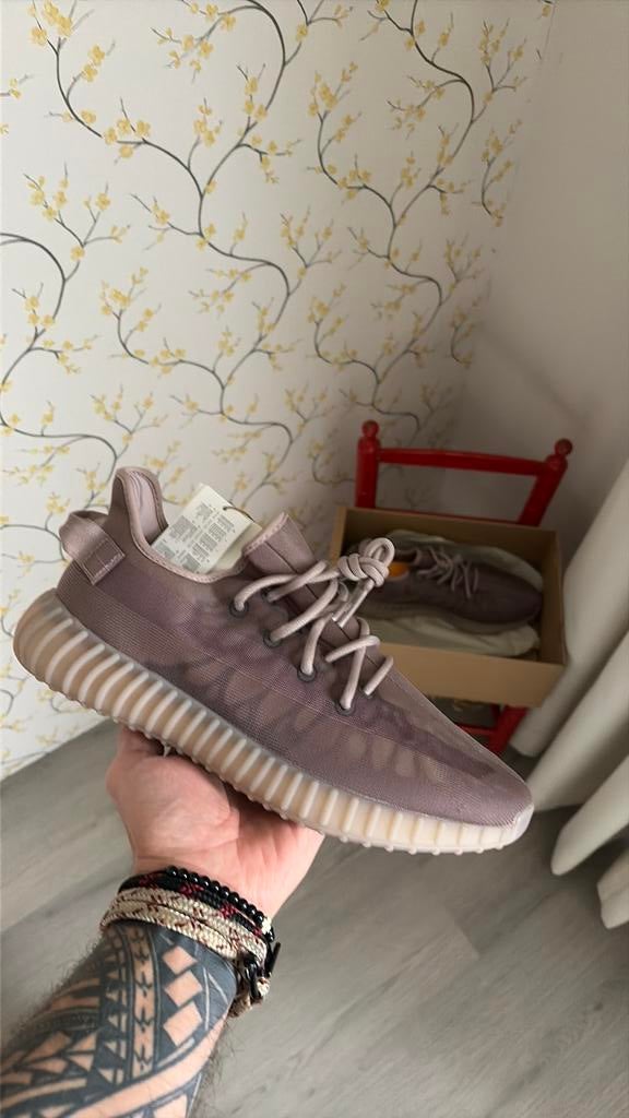 Yeezy Boost 350 V2 Monmis, Kleding | Heren, Schoenen, Overige kleuren, Nieuw, Ophalen of Verzenden, Sneakers of Gympen