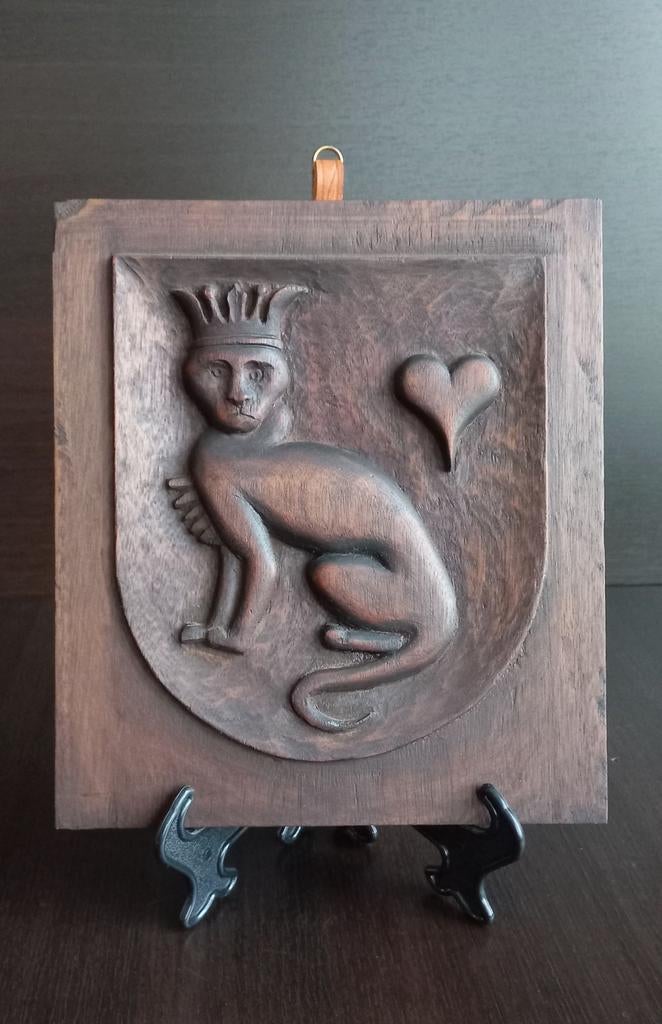 Houten wanddecoratie met uitgesneden wapenschild en hart, Antiek en Kunst, Kunst | Beelden en Houtsnijwerken, Ophalen of Verzenden