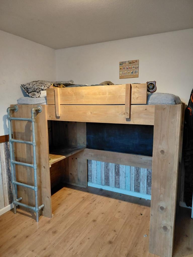 Stoere steigerhouten hoogslaper met bureau,, Kinderen en Baby's, Kinderkamer | Stapelbedden en Hoogslapers, Ophalen, Hoogslaper